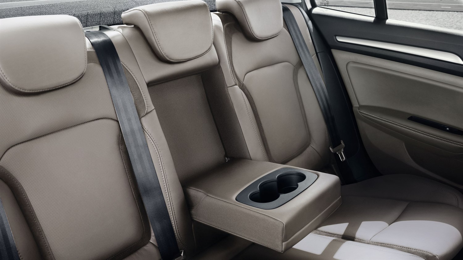 المقاعد الخلفية لرينو ميجان