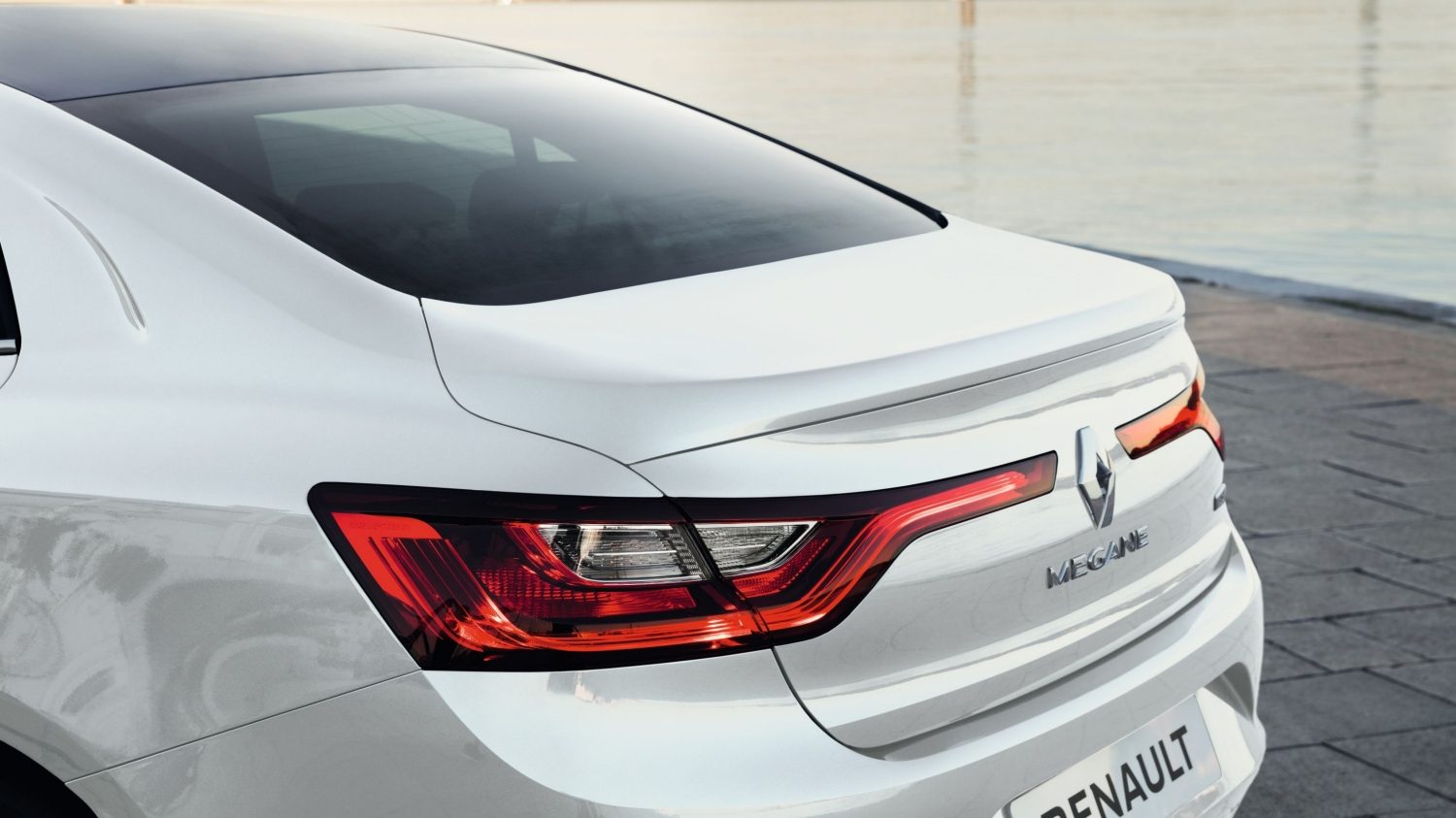رينو ميجان بيضاء من الخلف