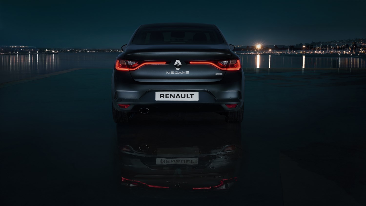 رينو ميجان سوداء من الخلف